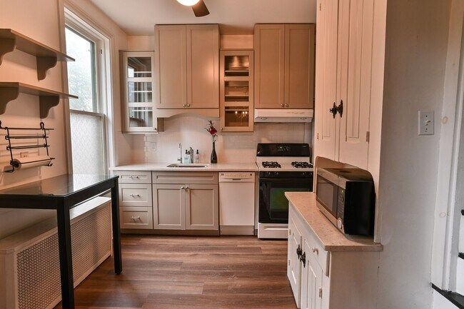 Building Photo - Charming 3 Bedroom on Verbeke St