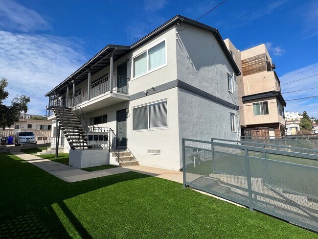 Foto del edificio - 2BD 1BA Apt Next to USD - Spacious Upstairs Unit, Pet Friendly, 1 Parking Space, No Carpet