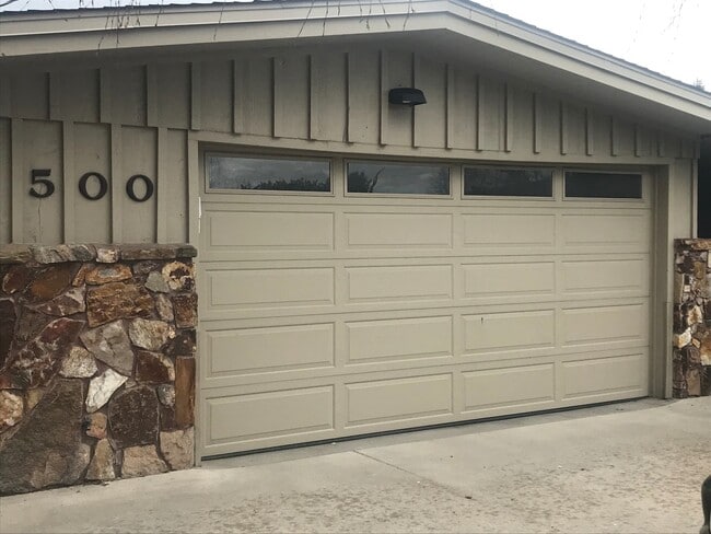 Building Photo - 4 Bedrooms, Pool & Golf Course Views!