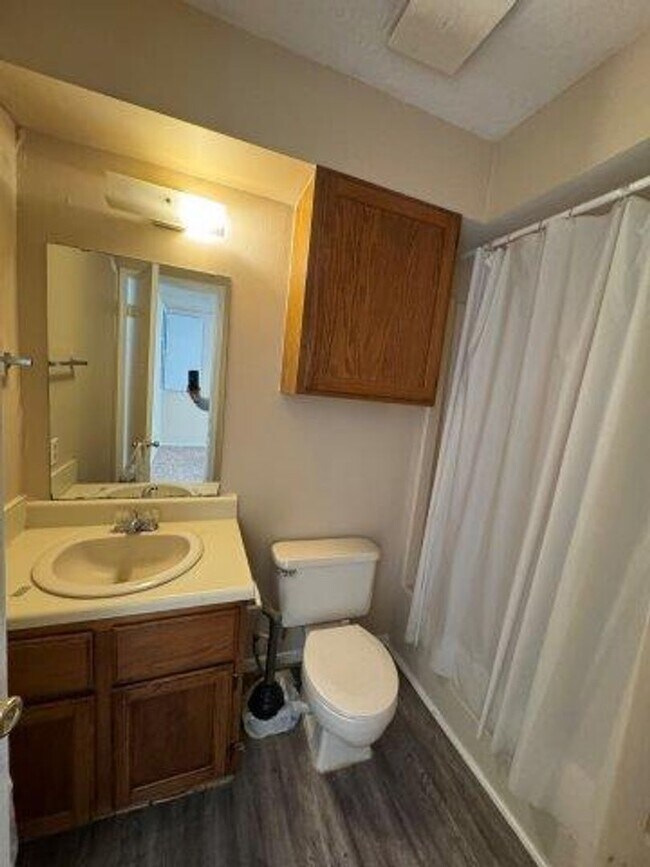 Building Photo - 2 Bedroom, 2 1/2 Baths with a 2 Car Garage...