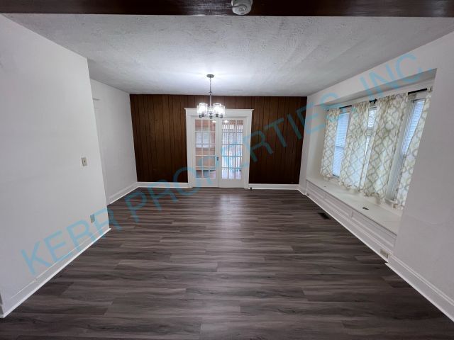 Building Photo - FREE RENT! Woodstock Neighborhood ! Tri-le...