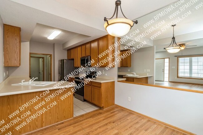 Building Photo - UPDATED TOWNHOME!! 2 Bed, 2.5 Bath Townhom...