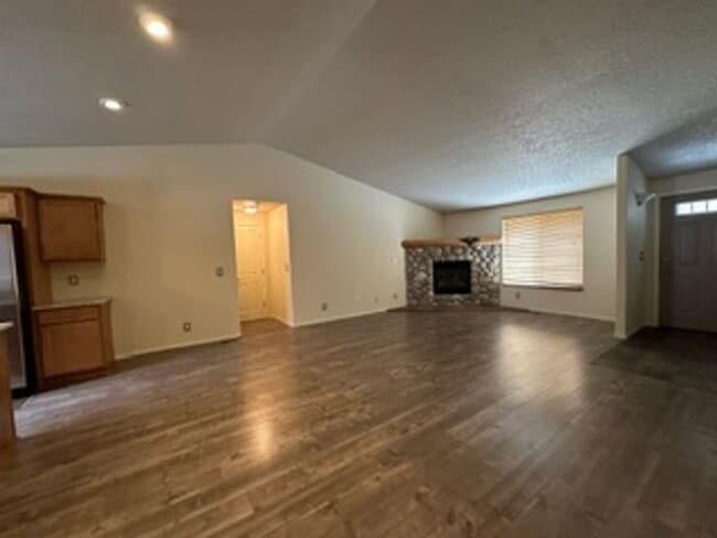Building Photo - Bright & Spacious 3BR/2BA Home in SE Bend – Prime Location!