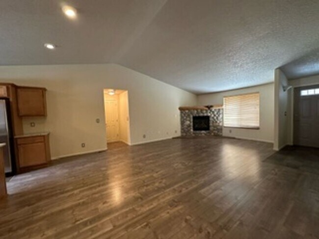 Foto del edificio - Bright & Spacious 3BR/2BA Home in SE Bend – Prime Location!