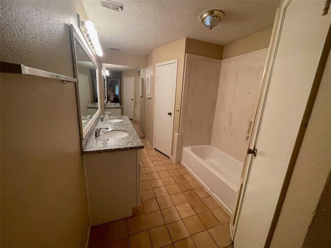 Foto del edificio - 22221 Moss Falls Ln