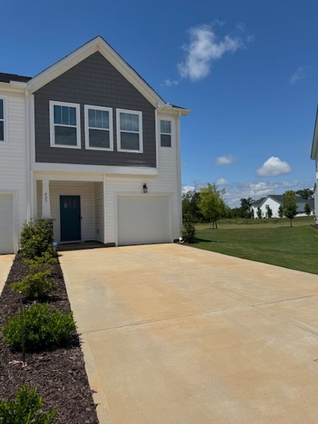 Building Photo - 425 Hazelcote Rd