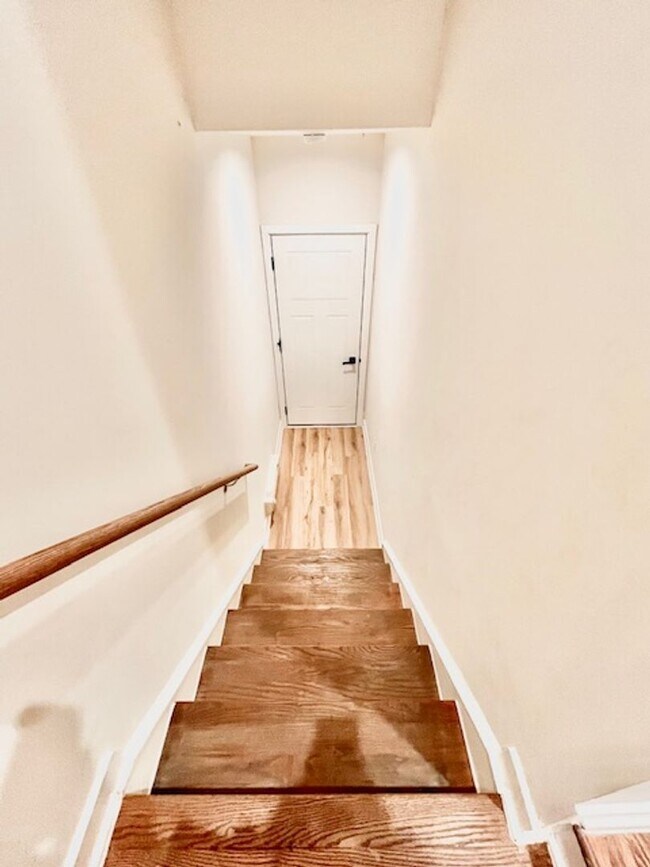 Building Photo - Stunning 3 bedroom/2.5 bathroom end unit c...