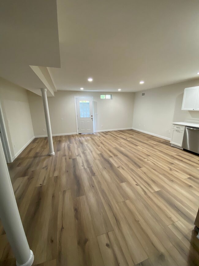 Foto del edificio - 64 Hallock Landing Rd