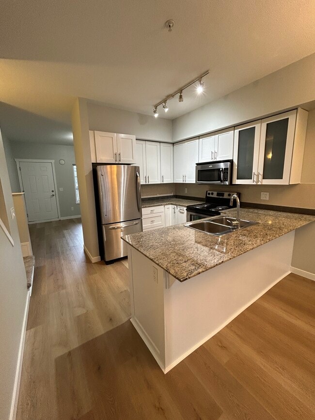 Building Photo - 211-13958 108 Avenue