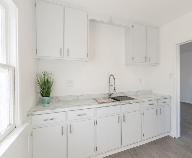Cocina - Cocina completa - Amplia, limpia y luminosa - 128 Elm Ave