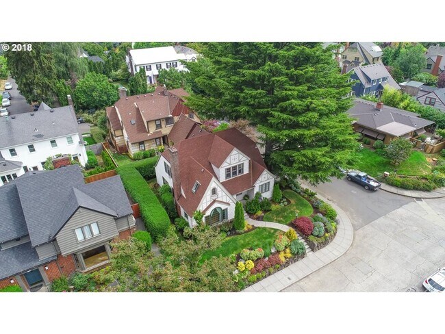 Foto del edificio - BEAUTIFUL TUDOR ON ALAMEDA RIDGE, 4/2.5