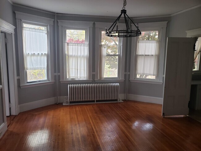 Building Photo - 56 Maple Plz