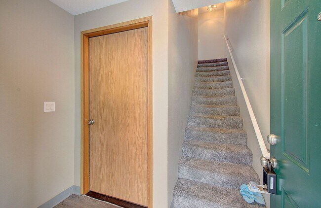 Foto del edificio - SALMON CREEK ~ WATERS EDGE CONDOS~ LARGE 2 Bd 2.5 Ba!