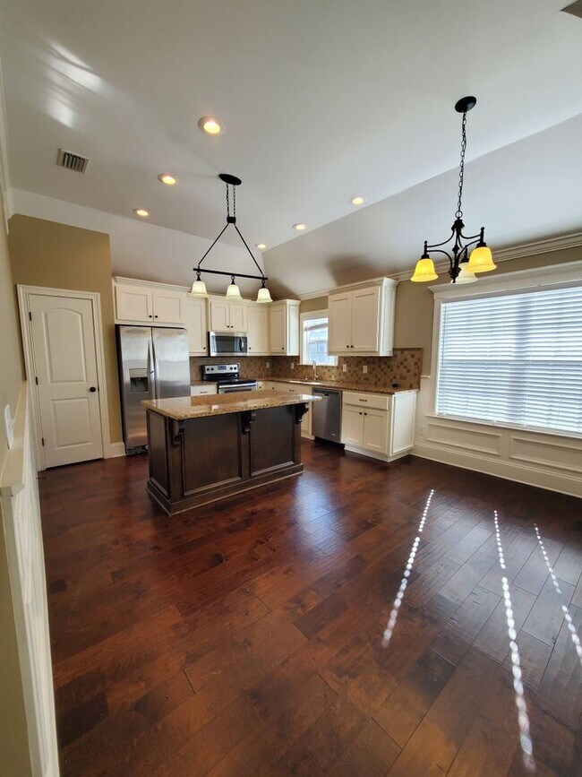 Foto del edificio - Spacious 4-Bedroom Home with Open Layout, Granite Finishes & Fenced Yard