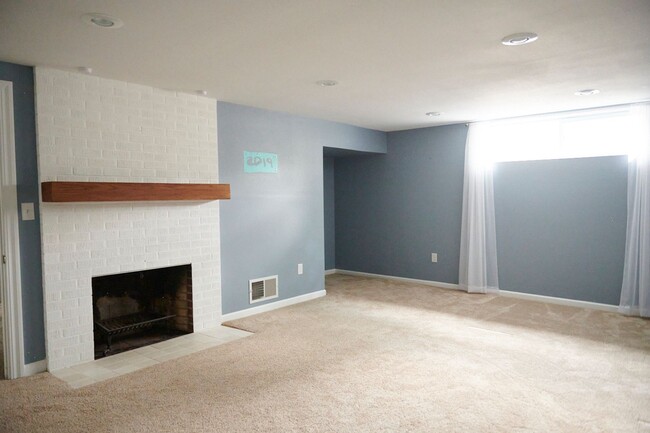 Foto del edificio - Spacious 4 bedroom 2 bathroom stand-alone ...