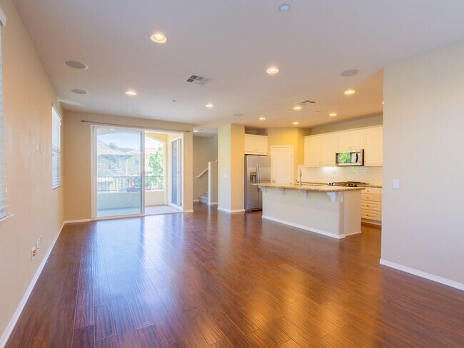 Foto del edificio - Bright 3bd/3.5ba Corner Unit in Establishe...