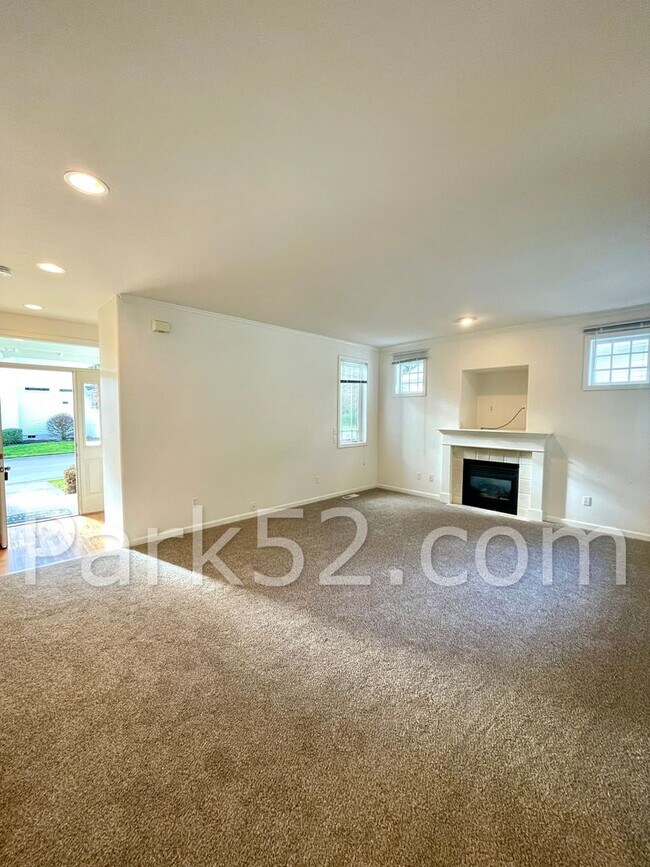 Foto del edificio - University Place Single Family in Gated Community