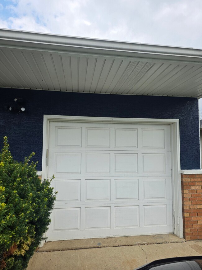 Building Photo - 5817 Satinwood Dr