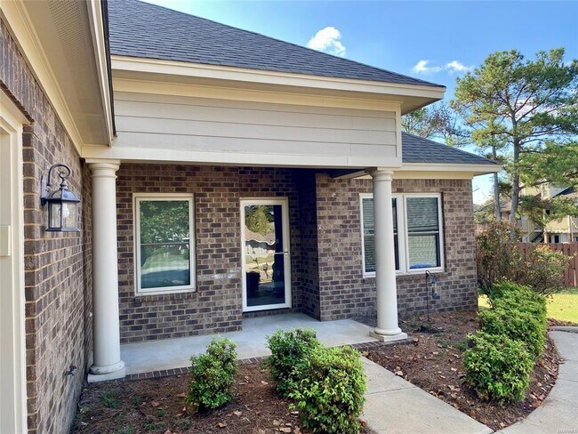 Building Photo - 704 Briarcliff Pl