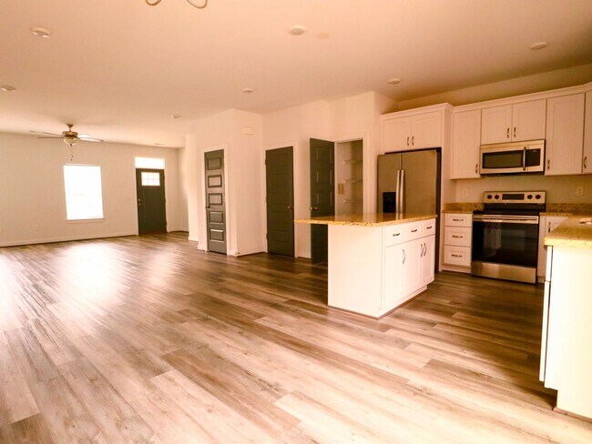 Foto del edificio - 3 Bed, 2 Bath Townhome with En-Suite Primary