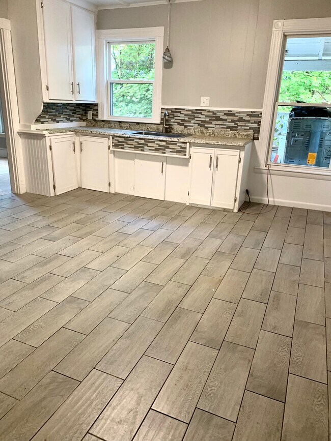 Building Photo - 8 Silver Ter