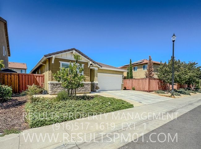 Foto del edificio - Beautiful Roseville 3 +Den Solar Home