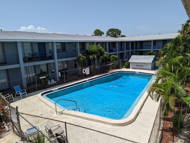 Foto del edificio - 2nd FL Condo 2Bed 1Bath Off Street Parking