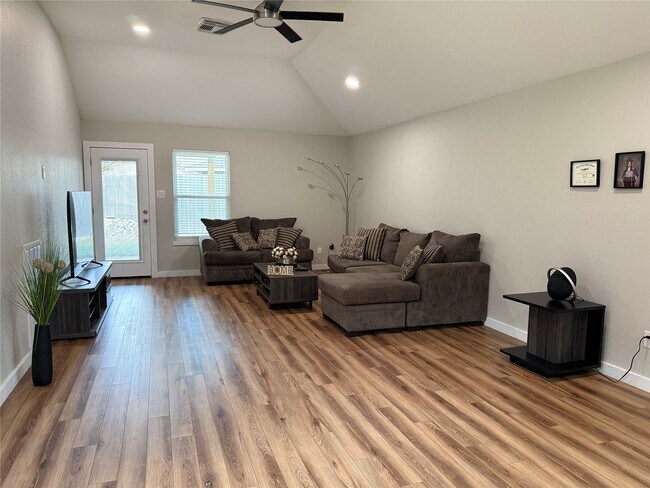 Foto del edificio - 1703 Windy Knoll Dr
