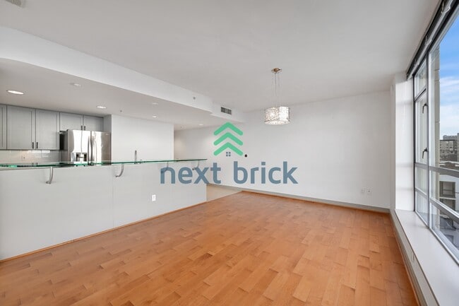 Building Photo - Stunning 2-Bed Corner Condo with Water and Mountain Views