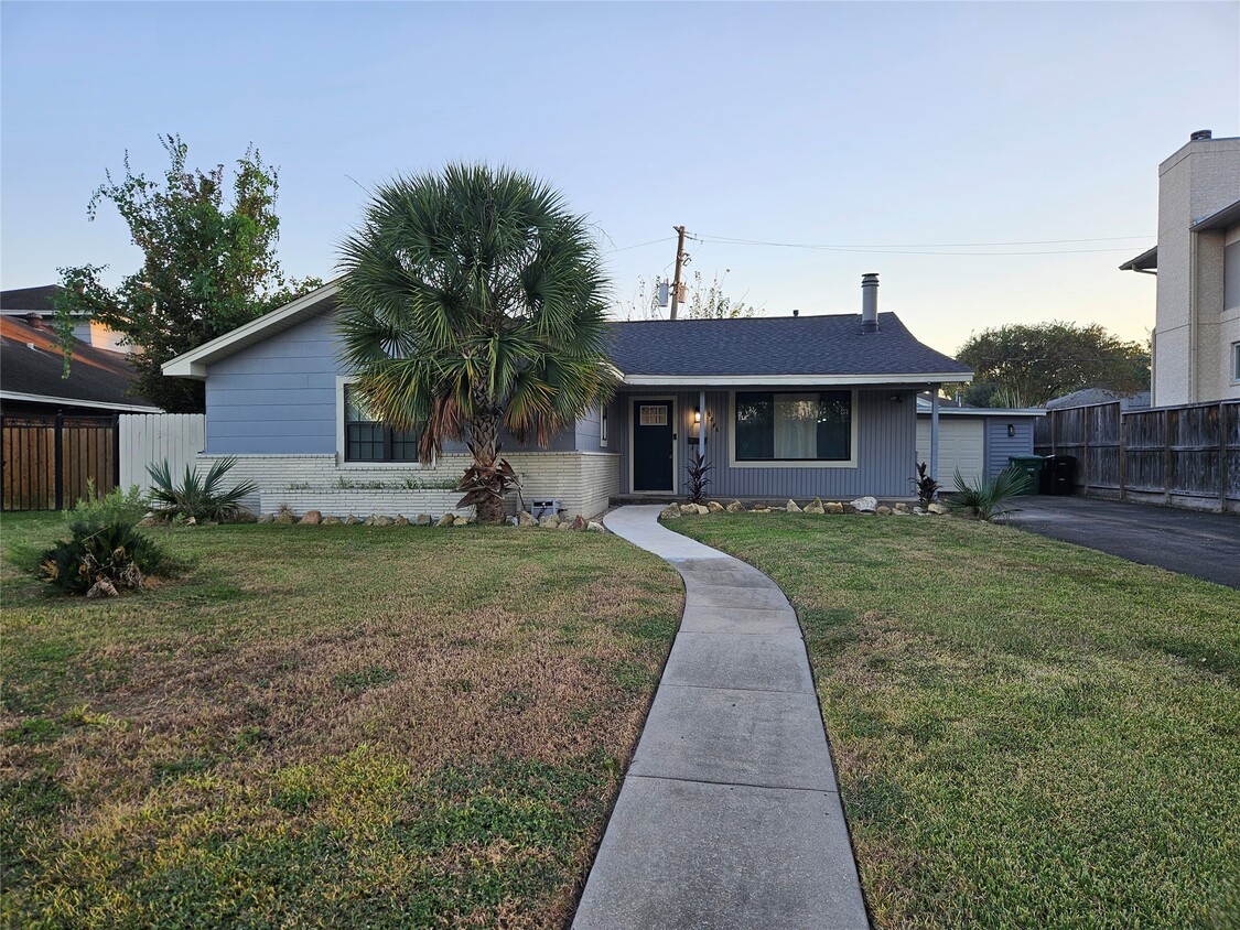 Foto principal - 6446 Brookside Dr