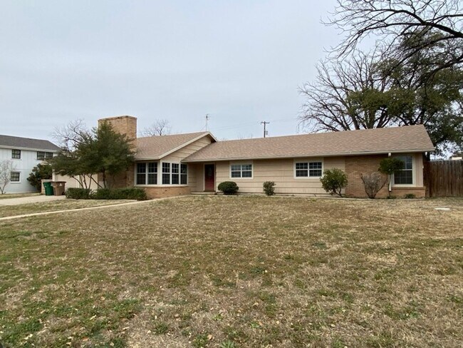 Building Photo - Large, beautiful home in College Hills AVA...