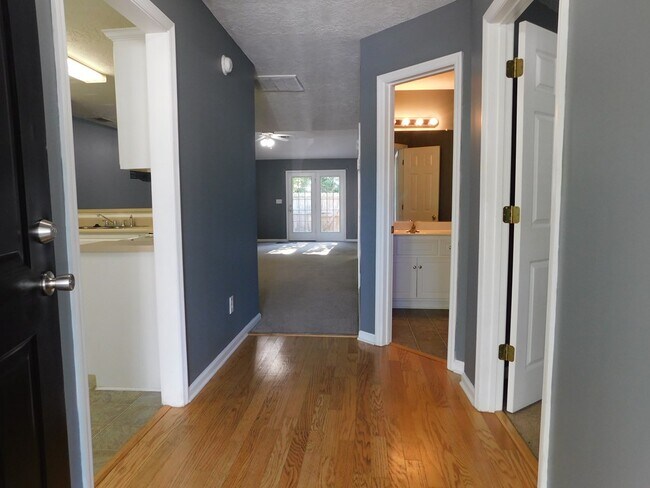 Building Photo - 137 Photinia Dr