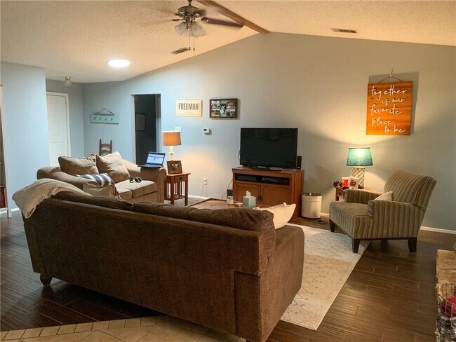 Foto del edificio - 417 Honeysuckle Dr