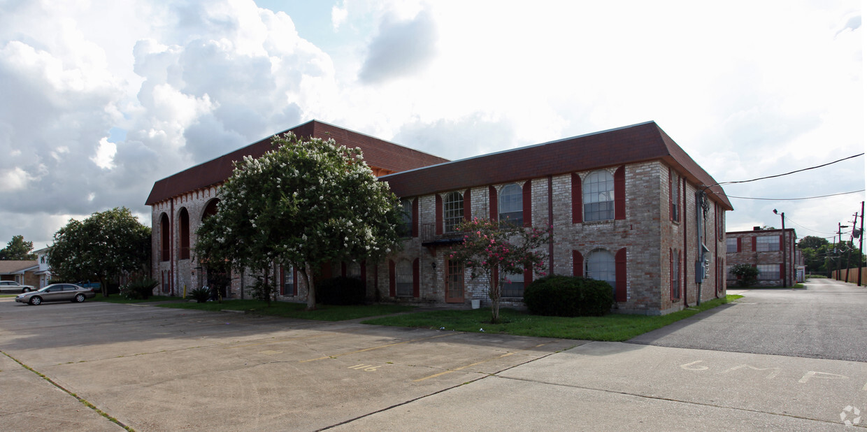 Primary Photo - Aladdin Castle Apartments