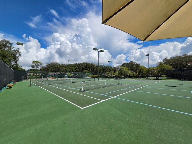 Canchas de tenis y pickleball junto a la casa club de VOB/Bermuda Park. - 25727 Lake Amelia Way