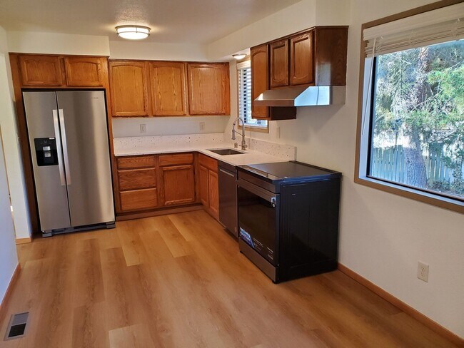Foto del edificio - Beautiful 2 Bed 1.5 Bath 2 Story Duplex in...