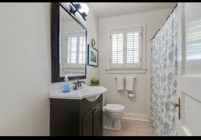 Building Photo - 2710 Hawthorne Pl