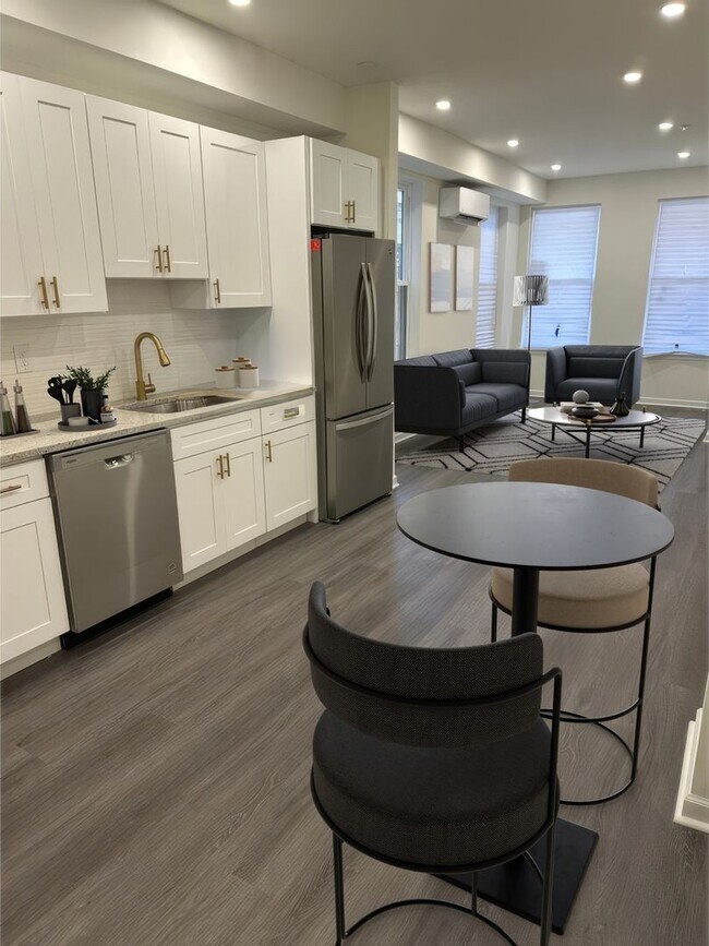Foto del edificio - One FREE MONTH!! Luxury Bi-Level 2BR Apart...