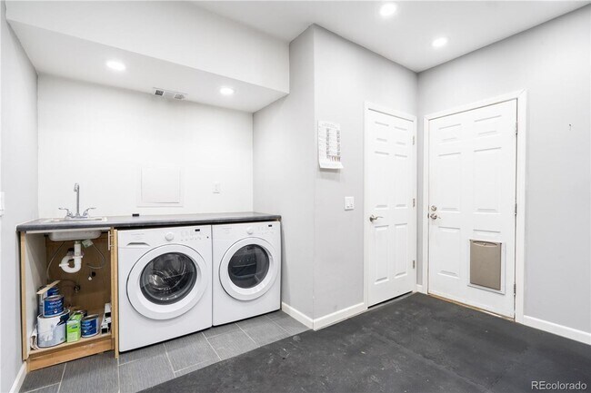 Foto del edificio - Beautiful Two Bedroom Two Bath Townhome in Indian Creek