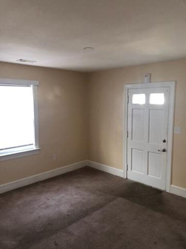 Building Photo - 2 bedroom home