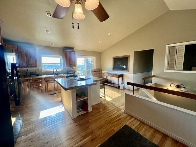 Foto del edificio - Gorgeous 4 Bedroom Home in Briargate!