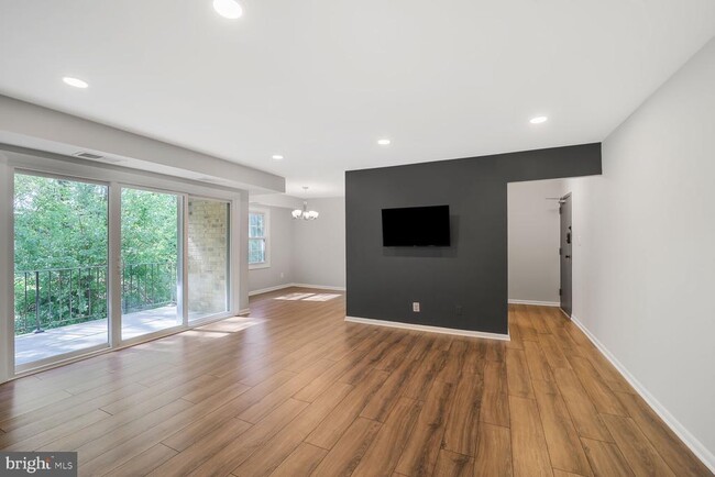 Foto del edificio - 3860 Lyndhurst Dr