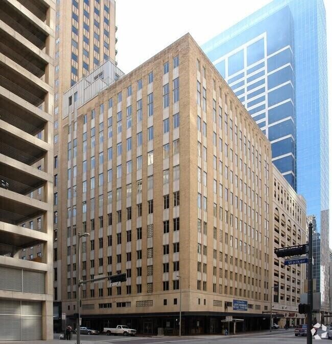 Building Photo - 914 Main St