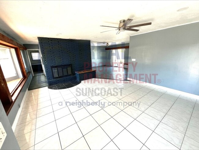 Building Photo - 563 Parkview Dr
