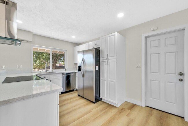 Foto del edificio - 21450 Zuni Rd