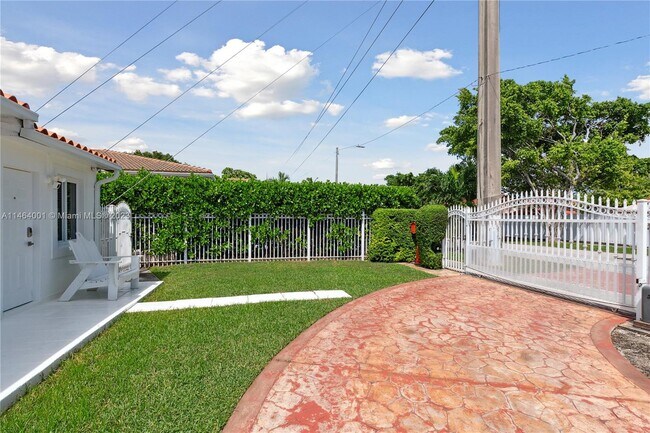 Building Photo - 1540 SW 29th Ave