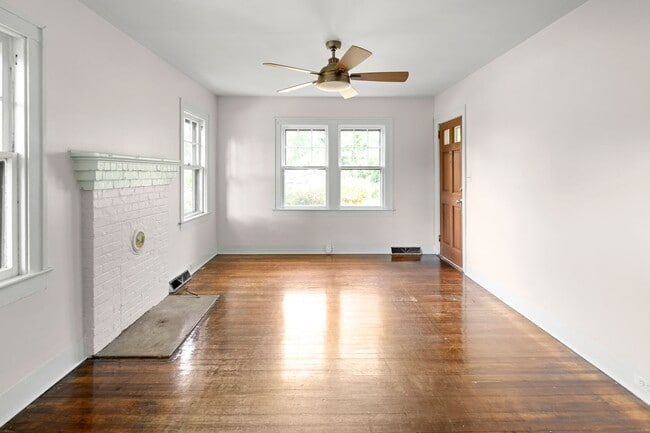 Building Photo - Cute Downtown Bungalow