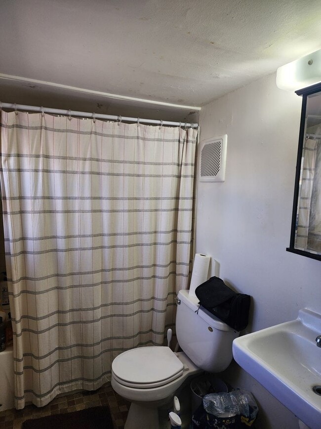 Building Photo - Available August 1st - 3 bedroom/1.5 bath house 1 block off Williamson St
