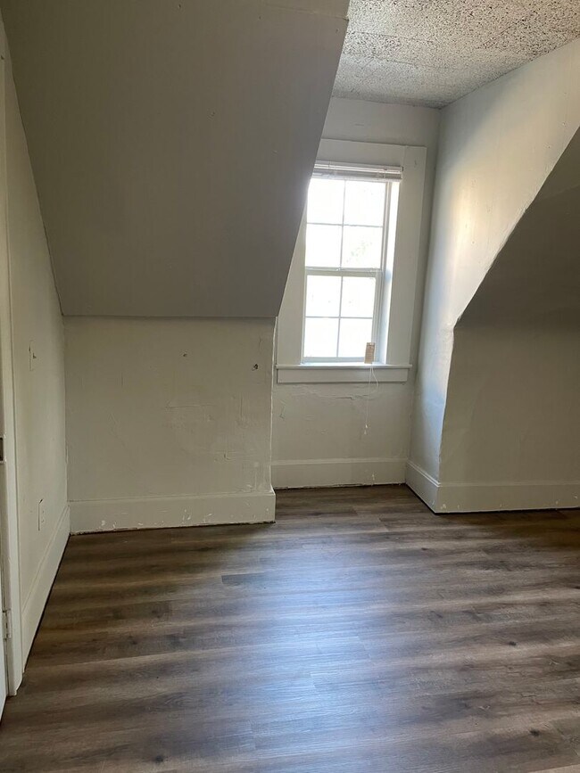 Foto del edificio - 2 Story 3 Bed 1 Bath House