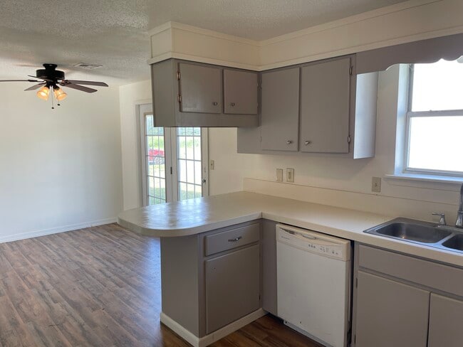 Building Photo - 116 5th St